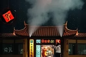 长夜书简中编辑伏案整理手稿的横版画面
