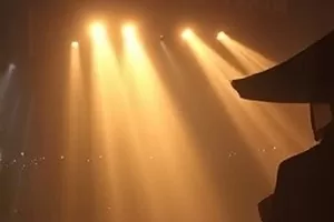 第九次日落中天台黄昏的城市剪影横版画面