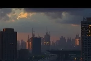 午后铁轨中延伸的铁轨与停靠自行车的横版画面